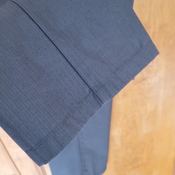 Dockers Signature Khaki Classic Fit  D3 Dress Pant. Size 33x32 - Picture 6 of 15